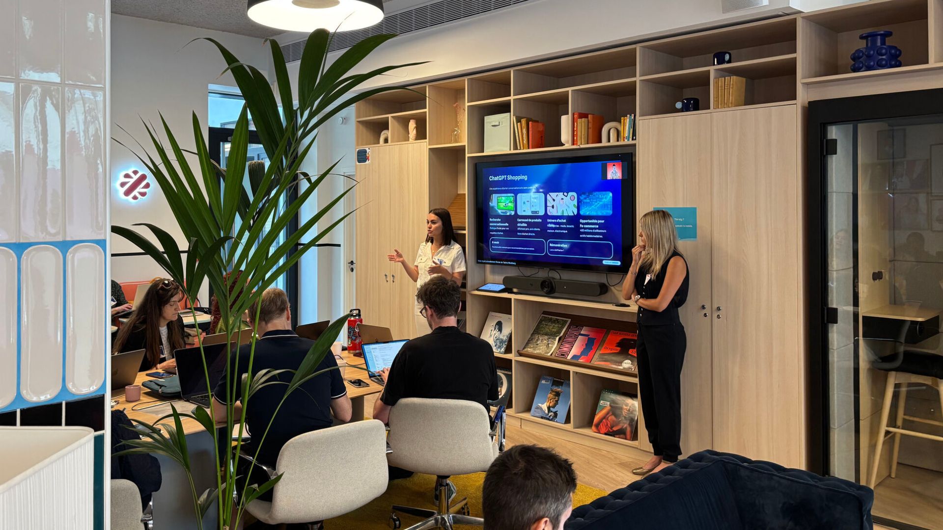 Équipe MhAI Agency en séance de travail